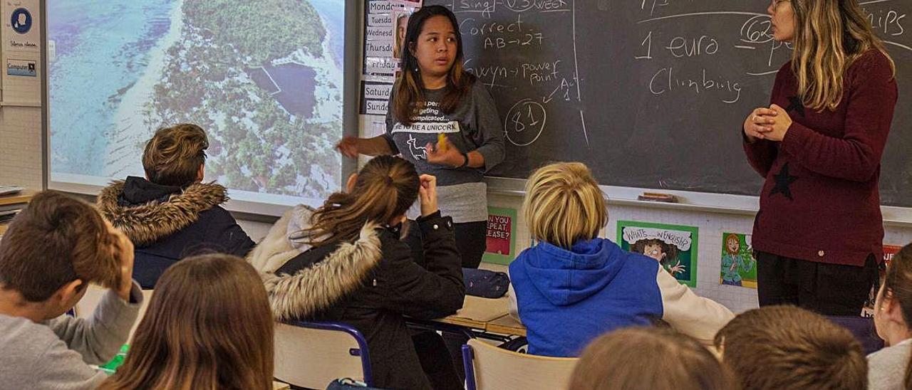 Nativa de inglés en uno de los colegios de la provincia.