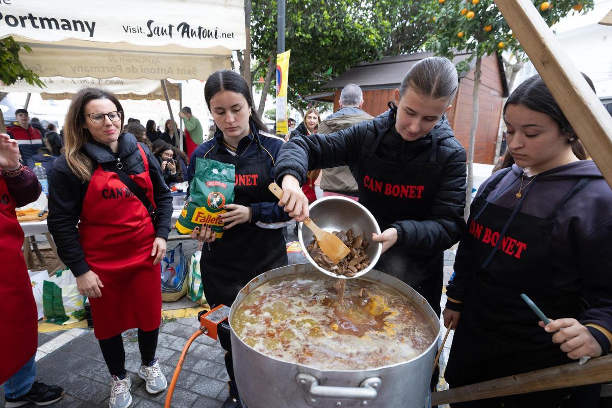 Las alumnas de Can Bonet añaden los níscalos a la olla.
