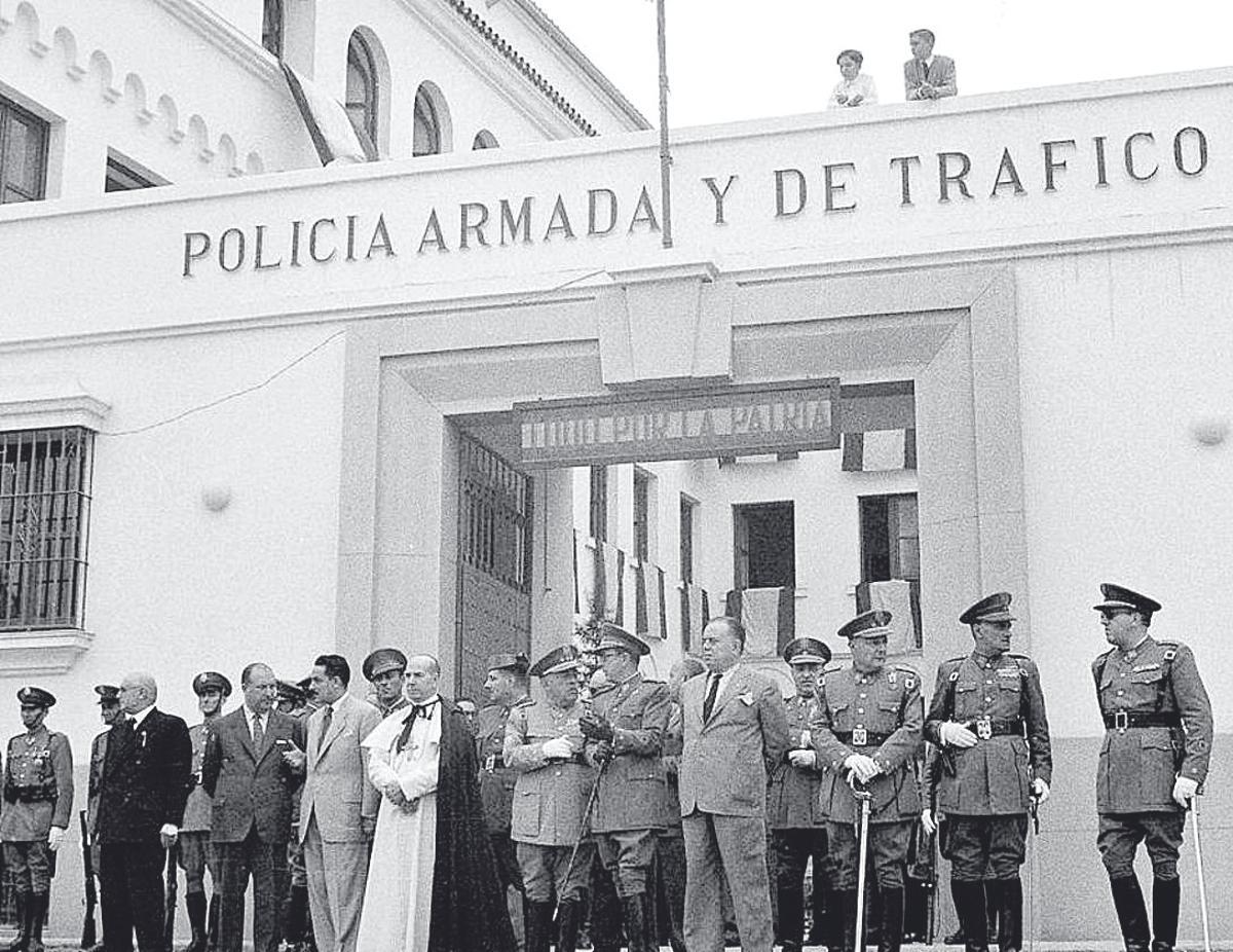 Un grupo de agentes de la Policía Armada, en formación y cubiertos con la gorra de plato, siguen con atención el acto de bendición del cuartel de Campo Madre de Dios, oficiado por el obispo Fray Albino, en octubre de 1950.