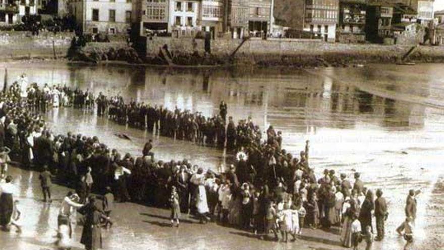 Una imagen antigua de la procesión de La Venia, en la playa de La Ribera