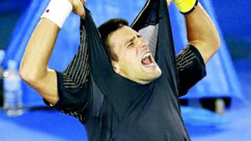 Novak Djokovic evita el KO en un épico duelo de cinco horas