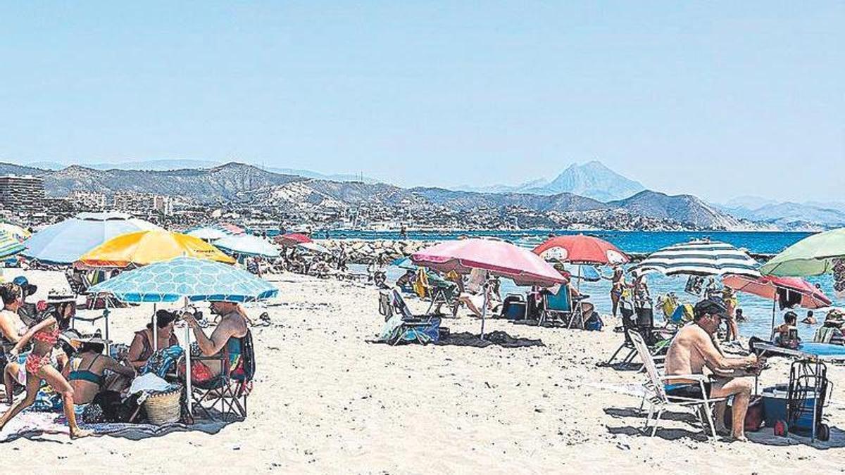 Bañistas en una playa de El Campello este domingo.