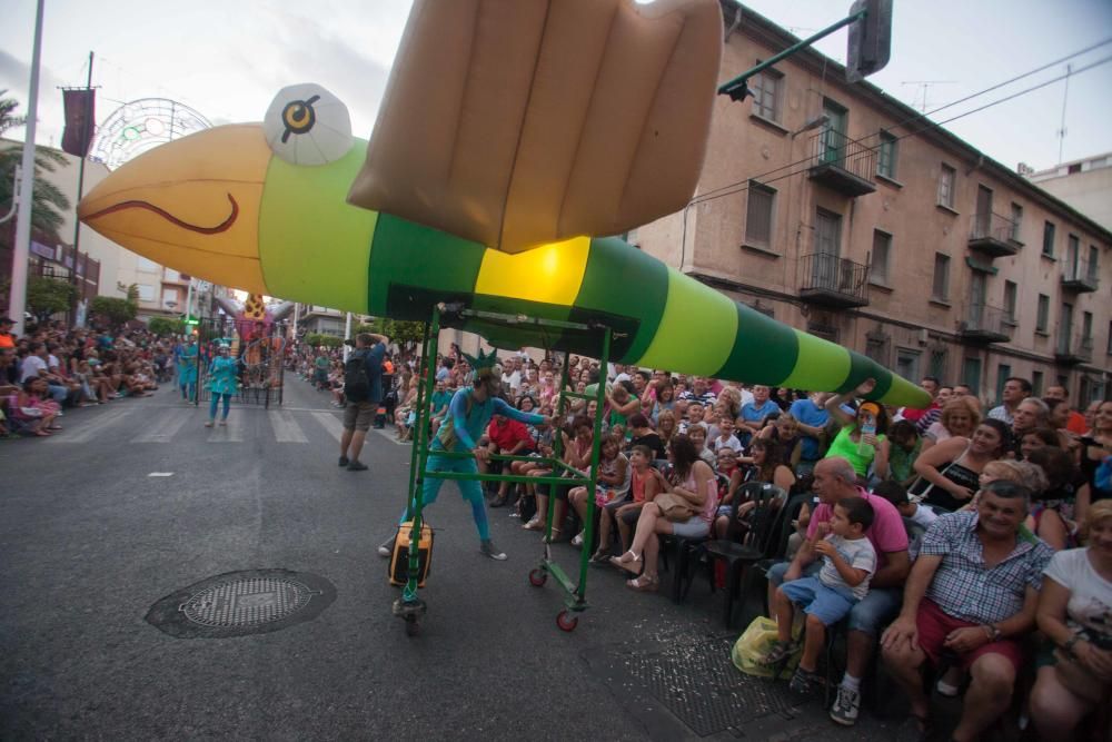 Desfile colorido de las comisiones en Elche