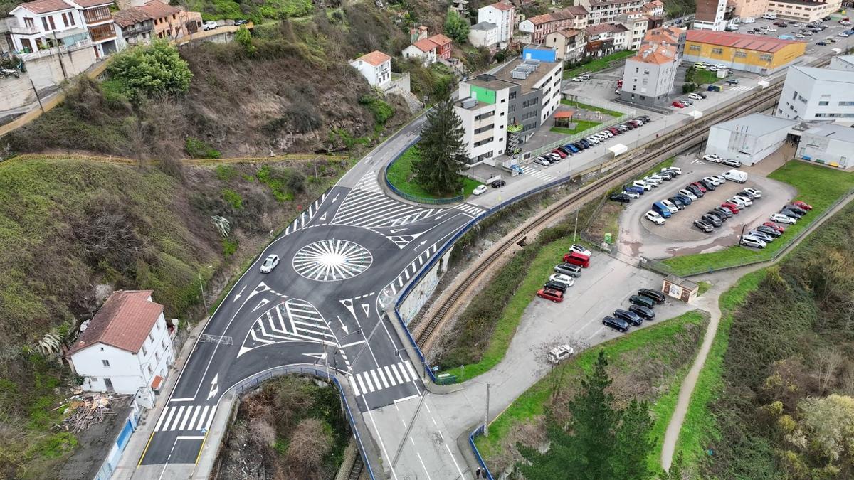 La nueva glorieta de acceso a Moreda desde el Norte.