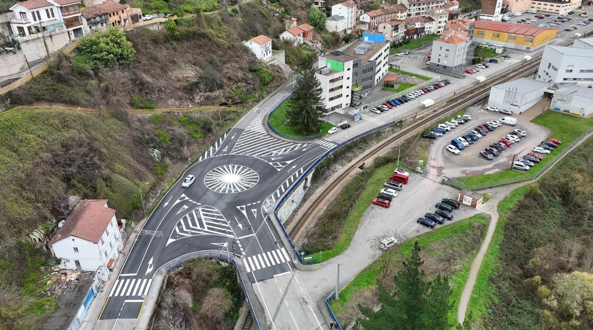 La nueva glorieta de acceso a Moreda desde el Norte.