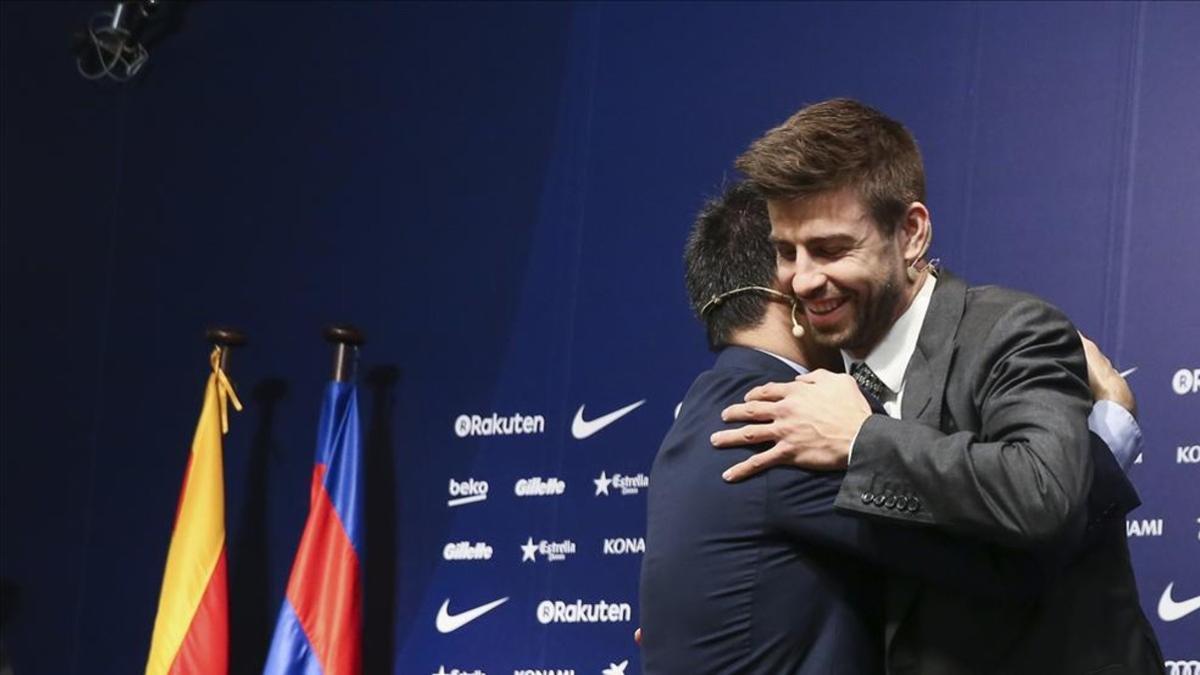 Piqué y Bartomeu, durante la renovación del central