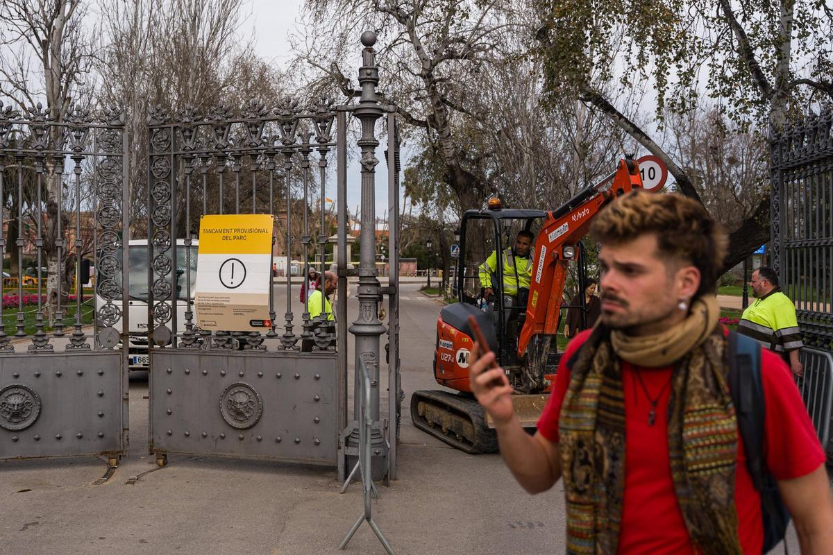 Cierre del Parc de la Ciutadella en Barcelona ante la previsión de rachas de viento superiores a 100 km/h.