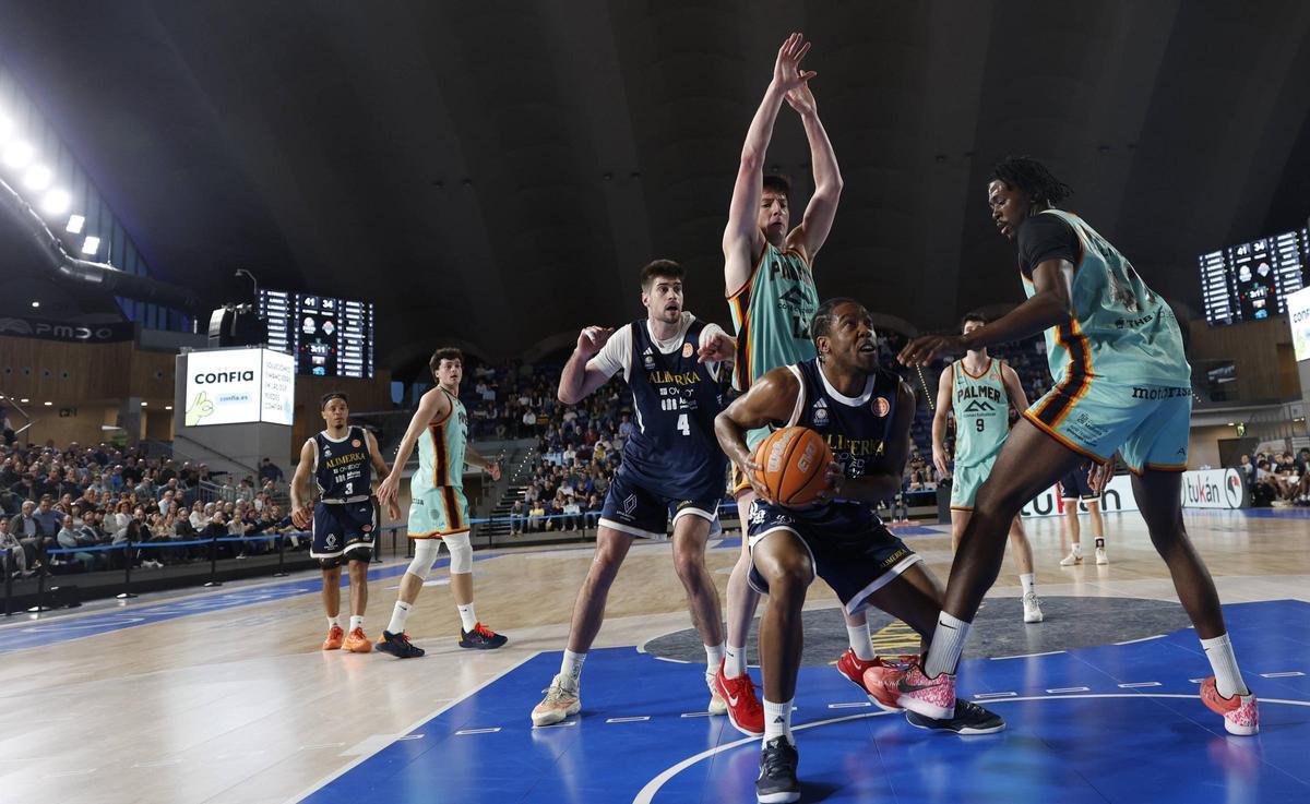 Las imágenes de la victoria del Alimerka Oviedo Baloncesto que le mete el play-off de ascenso a la ACB Las imágenes de la victoria del Alimerka Oviedo Baloncesto que le mete el play-off de ascenso a la ACB