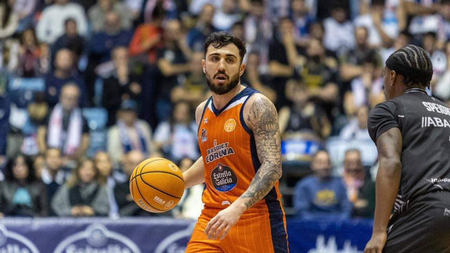 Dídac Cuevas bota el balón durante el derbi ante el Obradoiro en el Fontes do Sar.