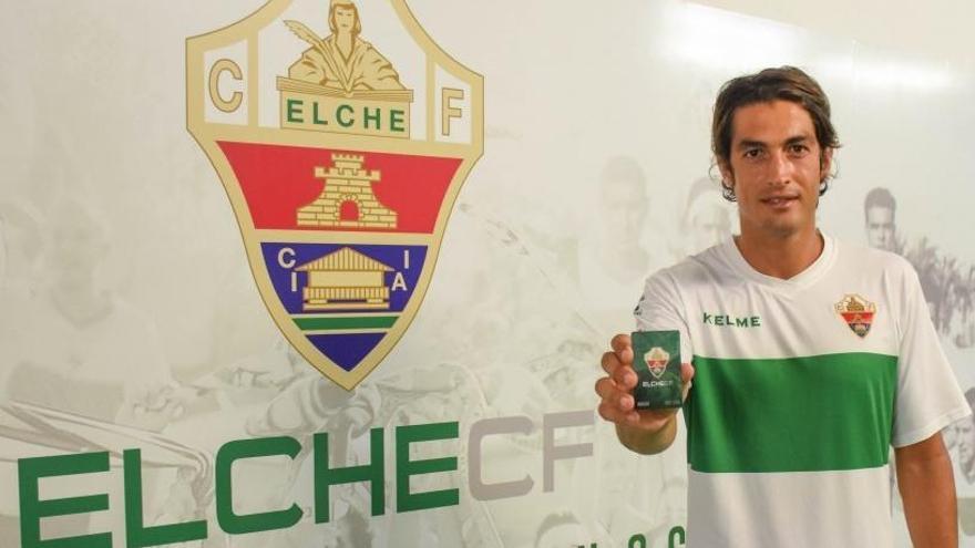 Provencio, con el carnet de abonado del Elche CF