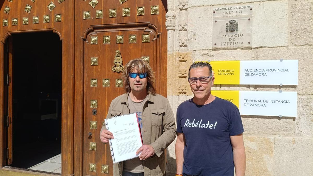 El coordinador de IU, Jesús Nieto, y el secretario de Afiliación, Pepe Cachón, ante la Fiscalía, antes de presentar la denuncia.