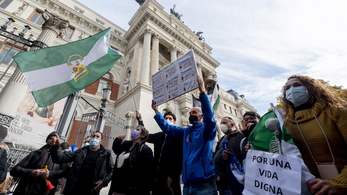 Protesta de agricultores y ganaderos ante la sede del Ministerio de Agricultura el 15 de marzo