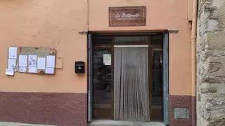 La única tienda de Peralada baja la persiana después de 100 años: 'Estamos de luto, es muy triste cerrar las puertas'