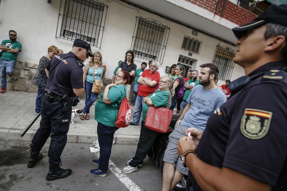 Stop Desahucios frena el desalojo de una mujer con dos hijos en Alicante