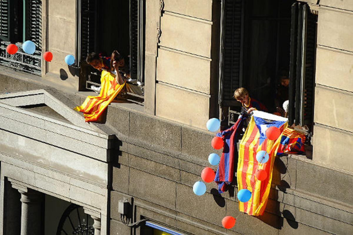 Aficionados esperando el paso de la caravana, en Vía Laietana.