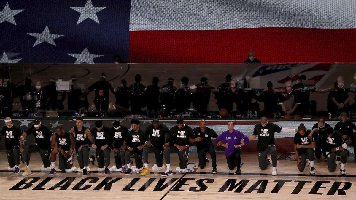 Los jugadores de Lakers y Clippers escuchan el himno arrodillados y con camisetas de Black Lives Matter.