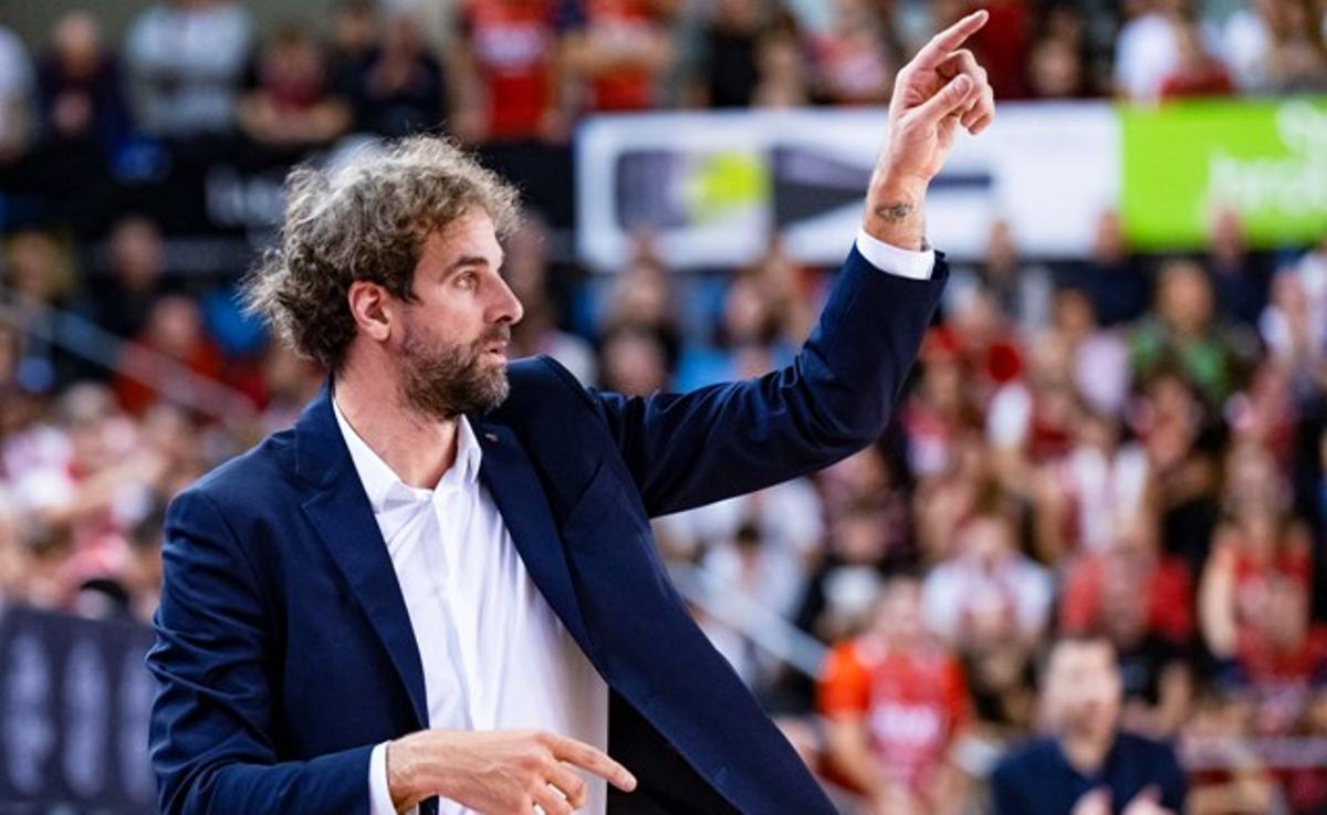 Roger Grimau, dando instrucciones en Manresa