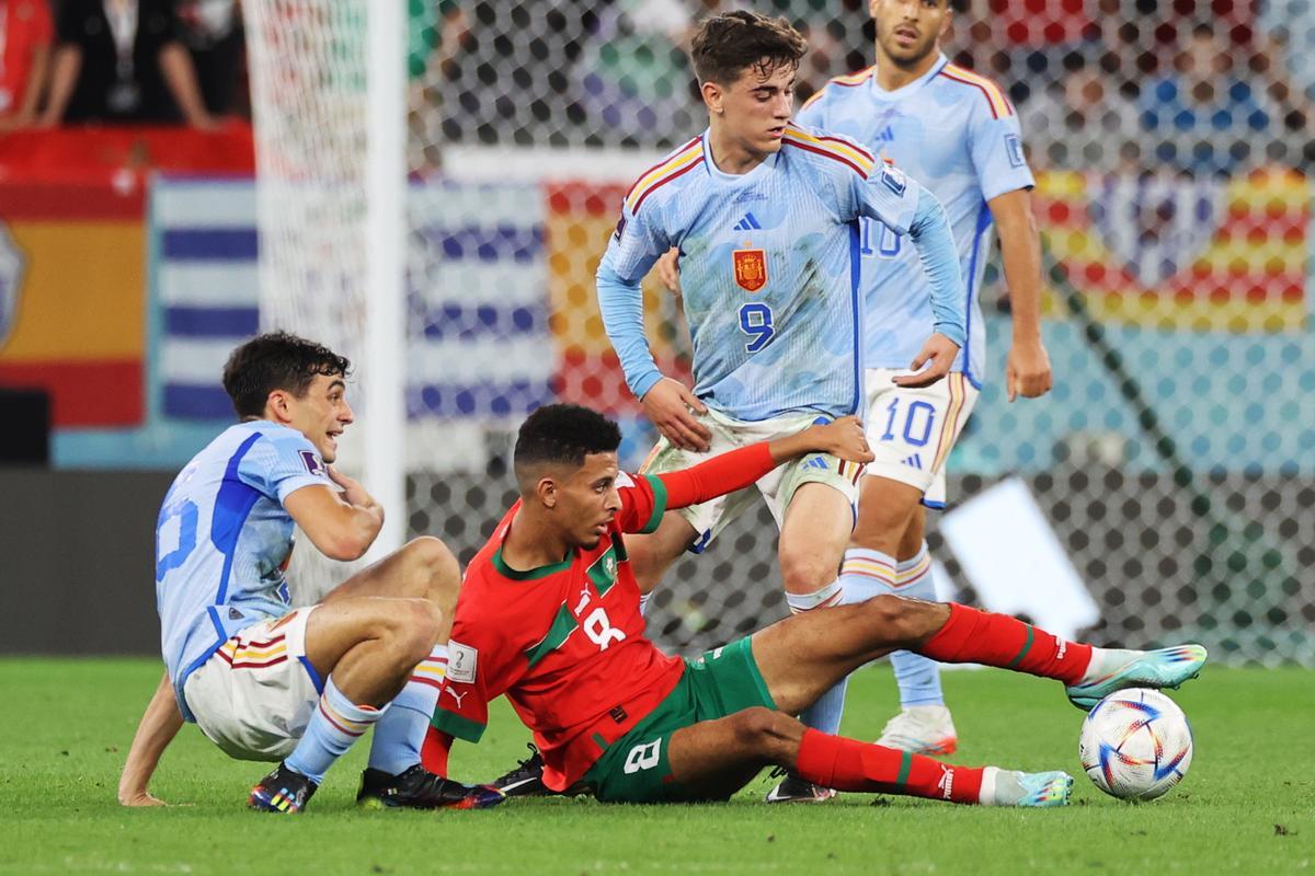 Doha (Qatar), 06/12/2022.- Azzedine Ounahi of Morocco (C) in action against Gavi (top) and Pedri (L) of Spain during the FIFA World Cup 2022 round of 16 soccer match between Morocco and Spain at Education City Stadium in Doha, Qatar, 06 December 2022. (Mundial de Fútbol, Marruecos, España, Catar) EFE/EPA/Mohamed Messara