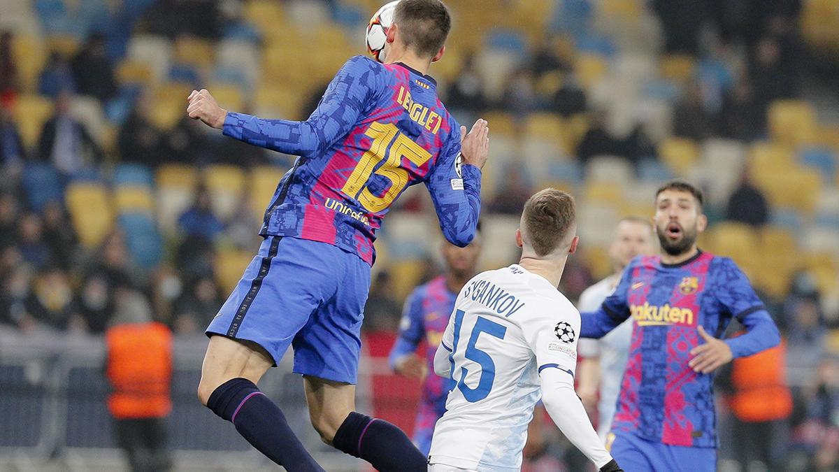 Bayern Múnich - FC Barcelona: ¡La imagen que va a enfadar al barcelonismo! Lenglet sonriente tras el partido con Lewandowski