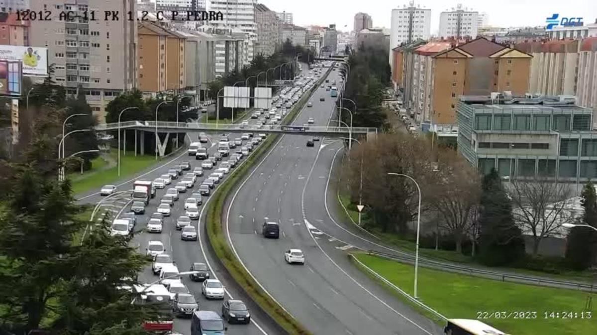 Atasco en dirección salida en Alfonso Molina por la avería de un camión.