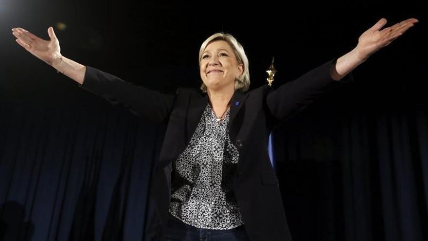Le Pen: &quot;Si Francia sale del euro, otros también lo harán y desaparecerá&quot;