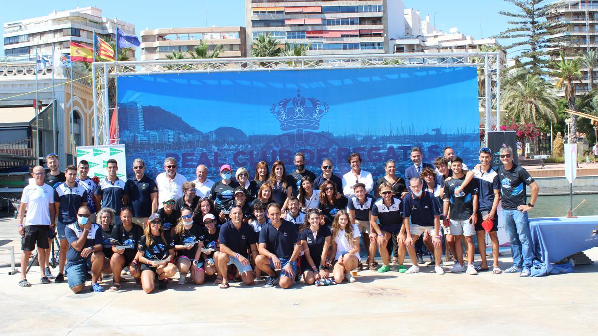 Todos los participantes posan junto a los organizadores en las instalaciones del Real Club de Regatas de Alicante.
