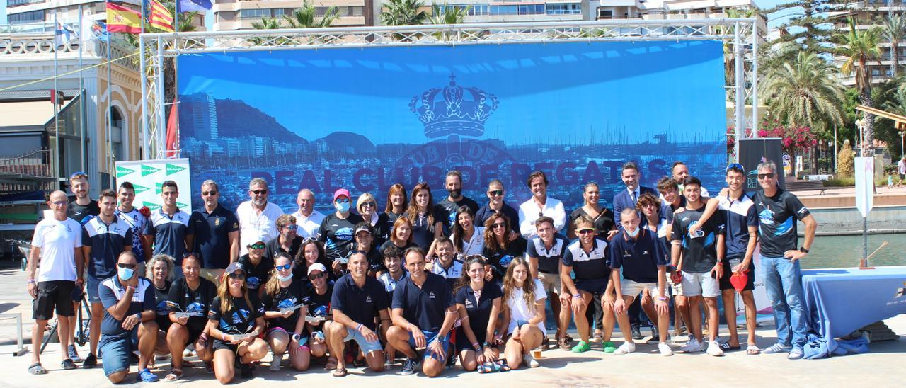 Todos los participantes posan junto a los organizadores en las instalaciones del Real Club de Regatas de Alicante.