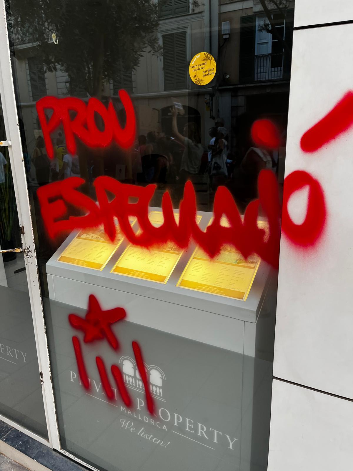 Una de las pintadas vandálicas que han aparecido en varias inmobiliarias de lujo.