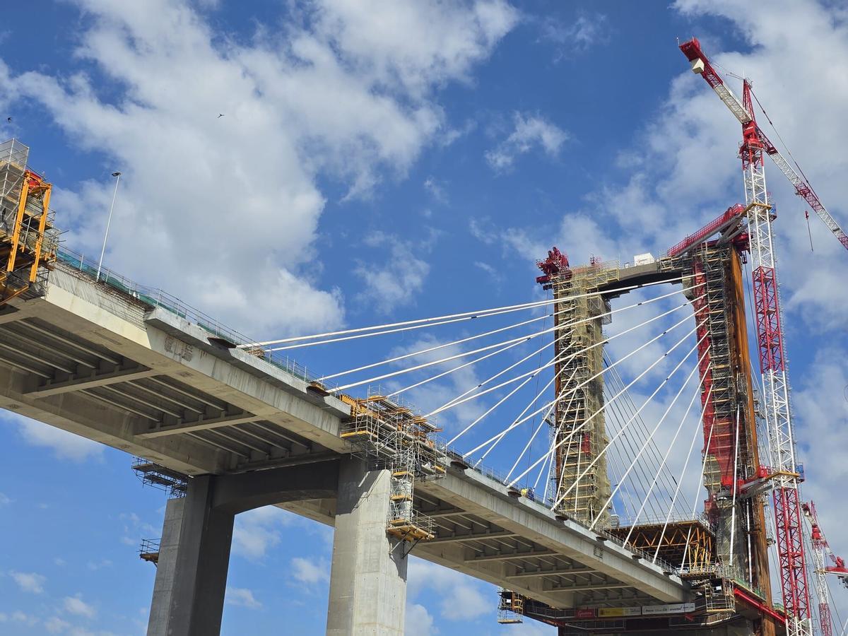 Obras de sustitución de tirantes del Puente del Centenario en Sevilla