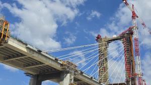 Obras de sustitución de tirantes del Puente del Centenario en Sevilla