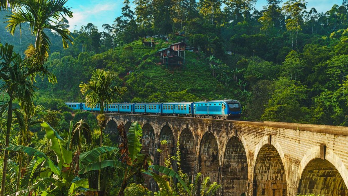 Tren sobre el Puente de los Nueve Arcos, a las afueras de Ella