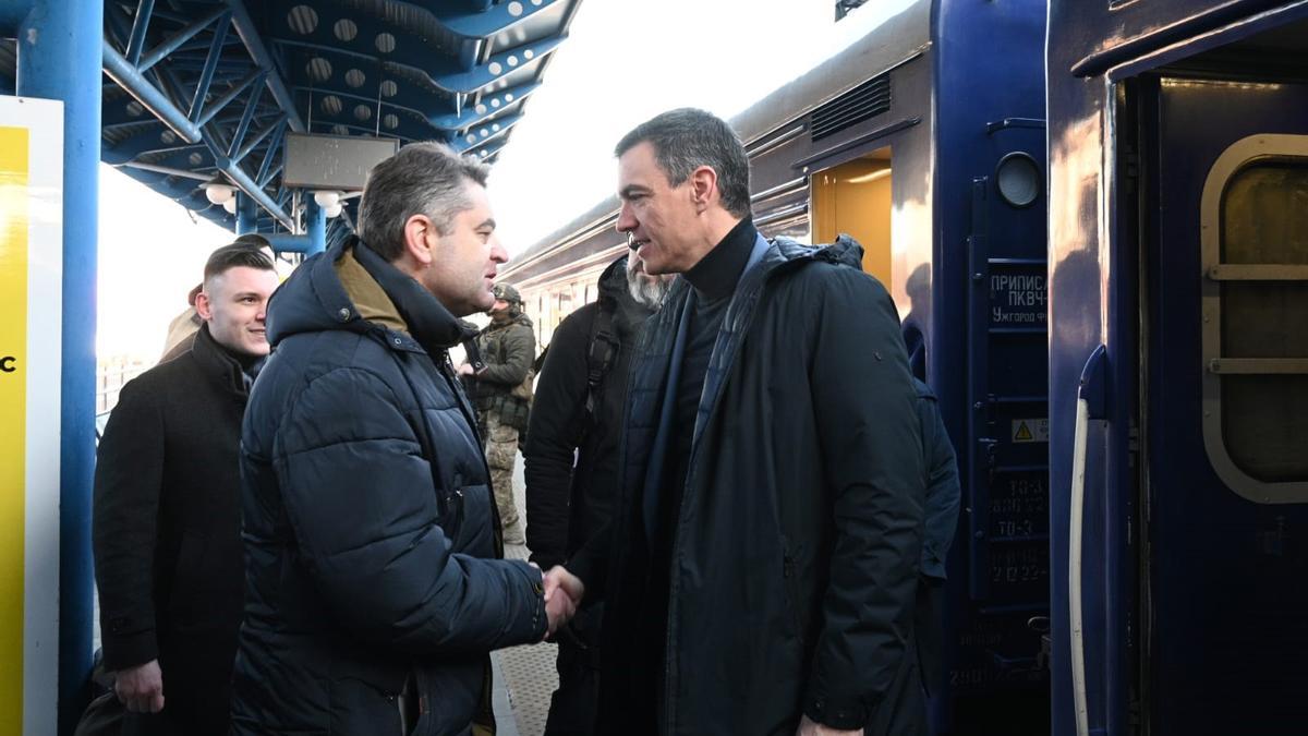 El presidente del Gobierno, Pedro Sánchez, a su llegada en tren a Kiev este jueves.