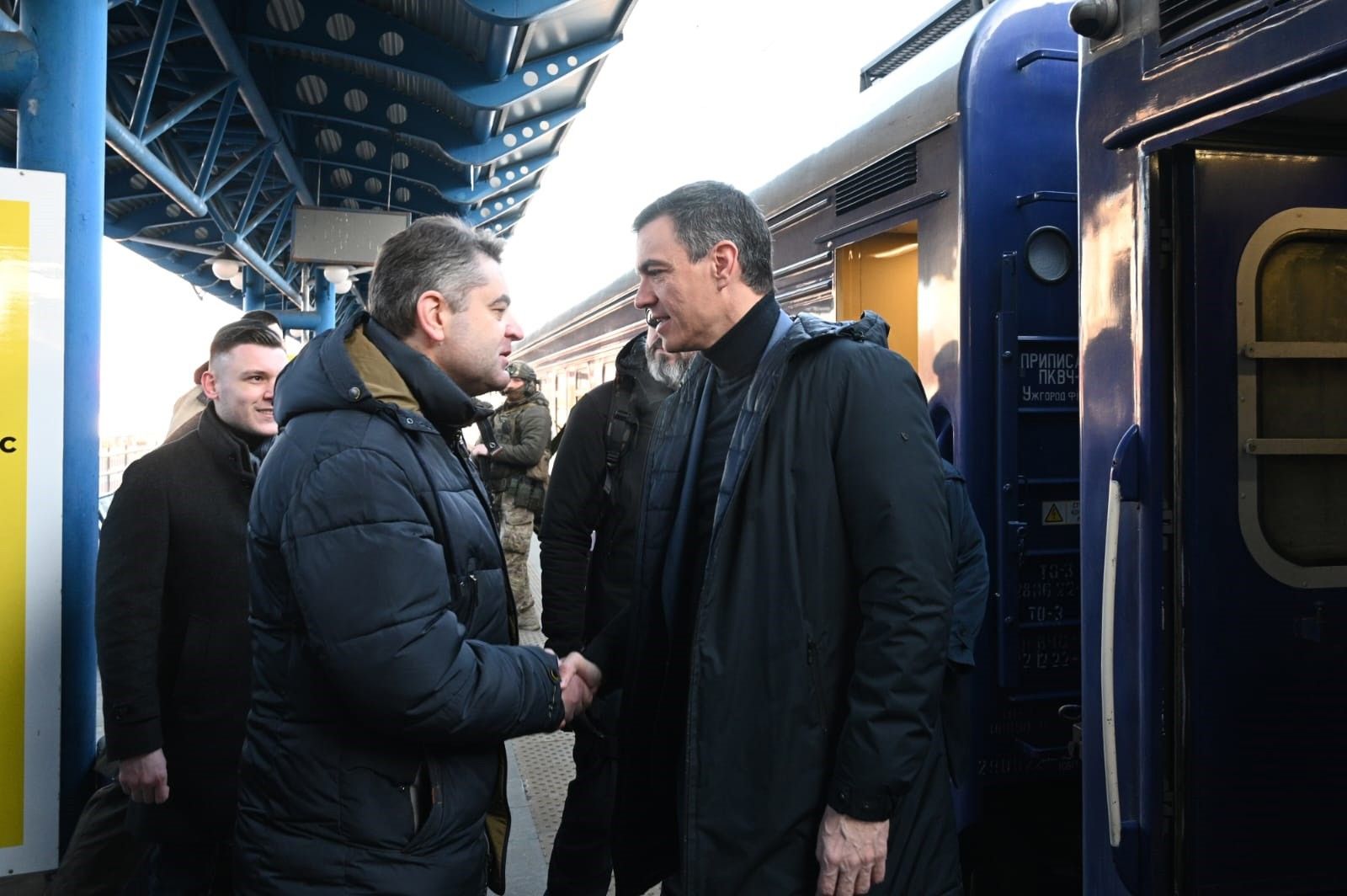 El presidente del Gobierno, Pedro Sánchez, a su llegada en tren a Kiev este jueves.
