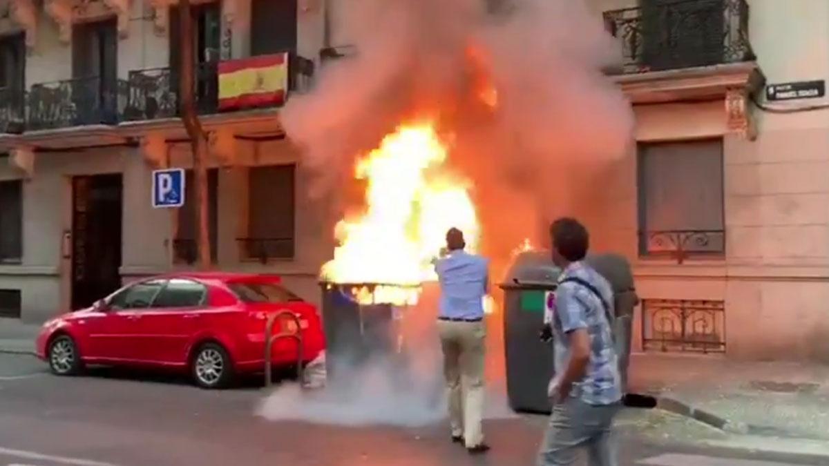 Ortega Smith apaga un fuego en unos contenedores junto a la sede de Vox en Madrid