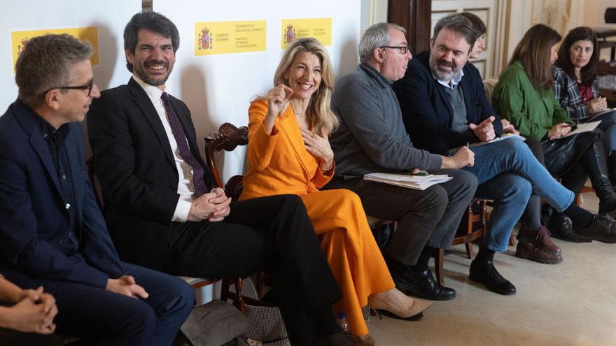 El ministro de Cultura, Ernest Urtasun, junto a la vicepresidenta segunda y ministra de Trabajo y Economía Social, Yolanda Díaz, con representantes del sector de las artes escénicas, audiovisuales y musicales, en el Museo del Romanticismo, a 5 de febrero de 2025, en Madrid (España).