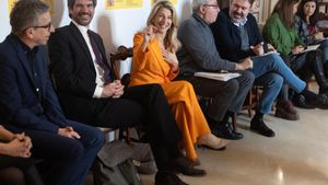 El ministro de Cultura, Ernest Urtasun, junto a la vicepresidenta segunda y ministra de Trabajo y Economía Social, Yolanda Díaz, con representantes del sector de las artes escénicas, audiovisuales y musicales, en el Museo del Romanticismo, a 5 de febrero de 2025, en Madrid (España). 