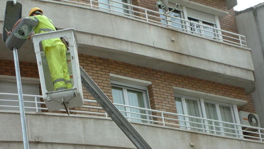 Un operari treballa en la renovació de l&#039;enllumenat de la ciutat