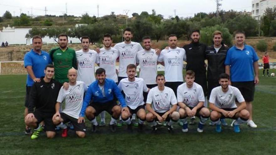 Técnicos y jugadores del CE la Font en un partido reciente.