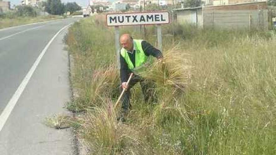 Un operario realiza labores de limpieza.