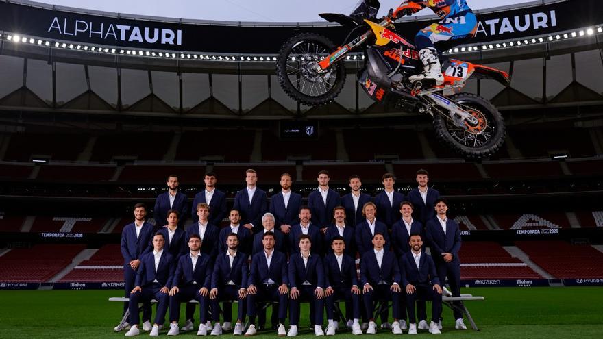 La espectacular foto de la primera plantilla del Atlético de Madrid con un invitado especial
