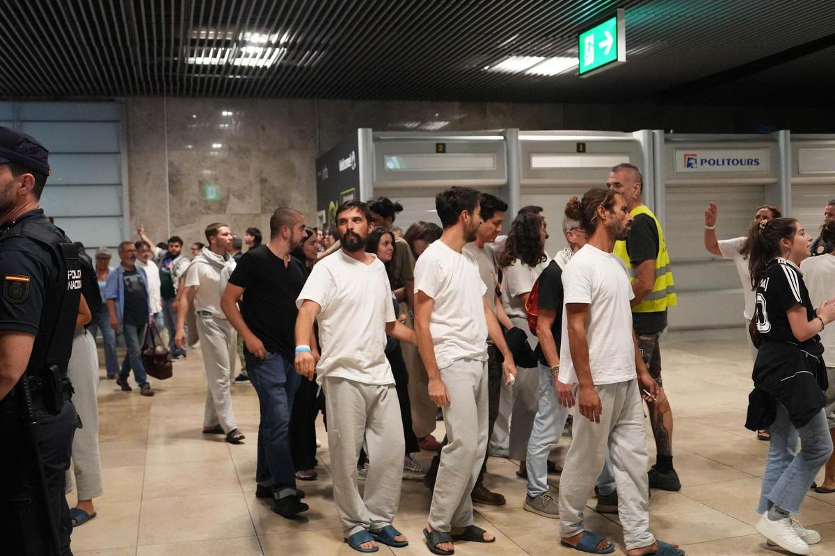 Regreso a Madrid de los 21 activistas españoles detenidos por Israel, integrantes de la Flotilla Global Sumud, procedentes de Tel Aviv.
