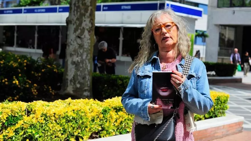 Vídeo | La pacense Chelo Amanda López debuta en la novela con una historia de amor y espionaje ambientada en la España de los setenta