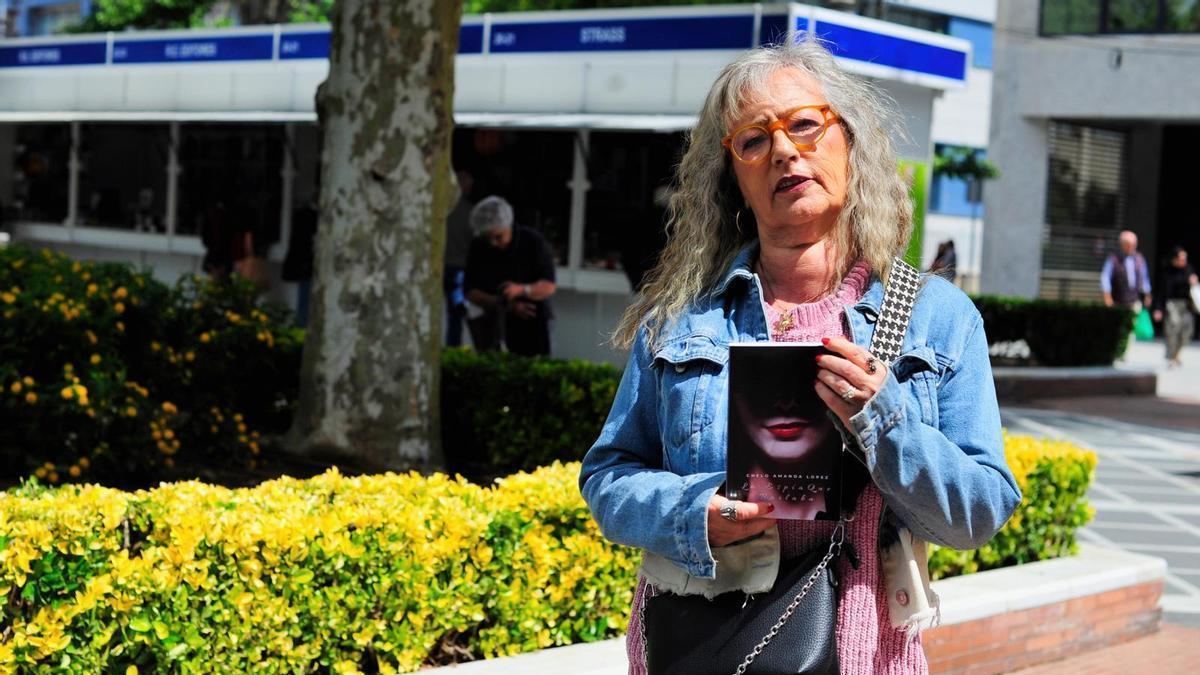 Vídeo | La pacense Chelo Amanda López debuta en la novela con una historia de amor y espionaje ambientada en la España de los setenta