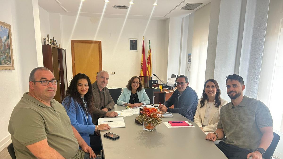 Reunión de trabajo mantenida entre el equipo de gobierno municipal y la Dirección Territorial de Educación, en la que se validó la planificación técnica del nuevo centro educativo.