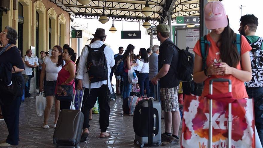 Imagen de archivo de pasajeros esperando el tren