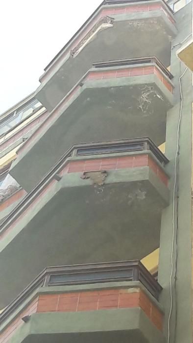 Caen trozos de  la fachada de un edificio de Triana