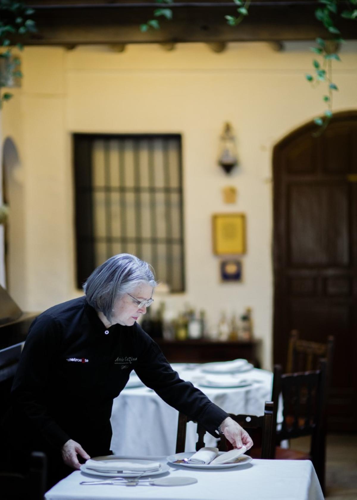 Charo Carmona, en Arte de Cozina, sigue trabajando como el primer a este gran proyecto de recuperación de la cocina tradicional de la comarca.