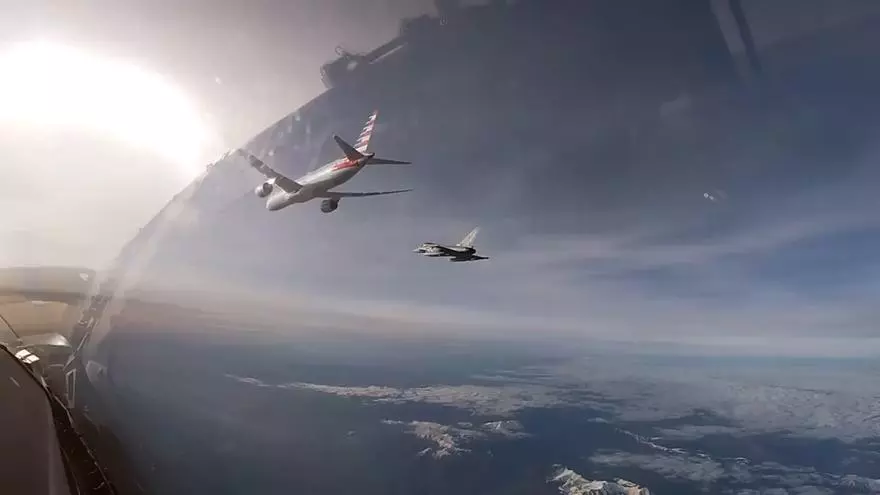 Un avión aterriza de emergencia en Roma custodiado por aviones militares tras una amenaza de bomba