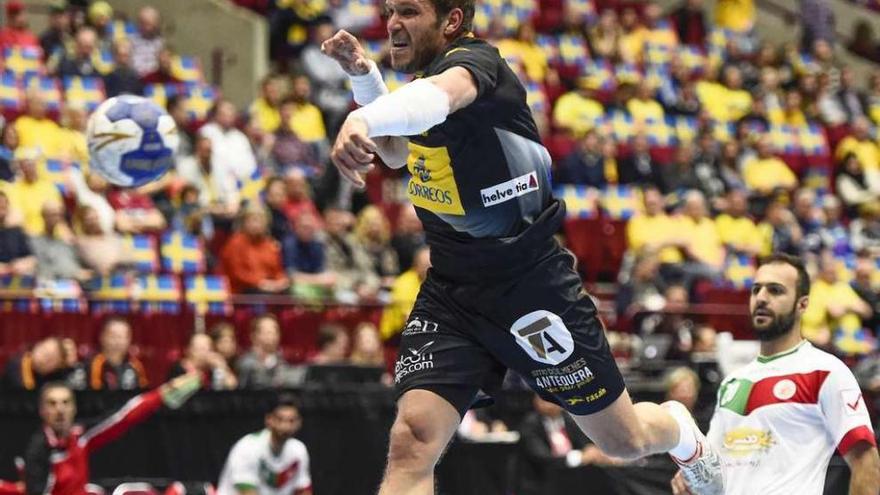 Víctor Tomás culmina un contragolpe durante el partido de ayer. // Efe