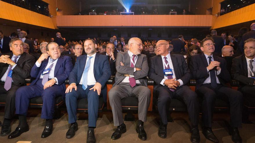 El presidente de la CEOE, Joan Rosell; el presidente de AVE, Vicente Boluda;  el ministro de Fomento, José Luis Ábalos; el presidente de Mercadona, Juan Roig; el presidente del Banc de Sabadell, Josep Oliu; el presidente de la Generalitat, Ximo Puig, y el presidente de Caixabank, Jordi Gual.